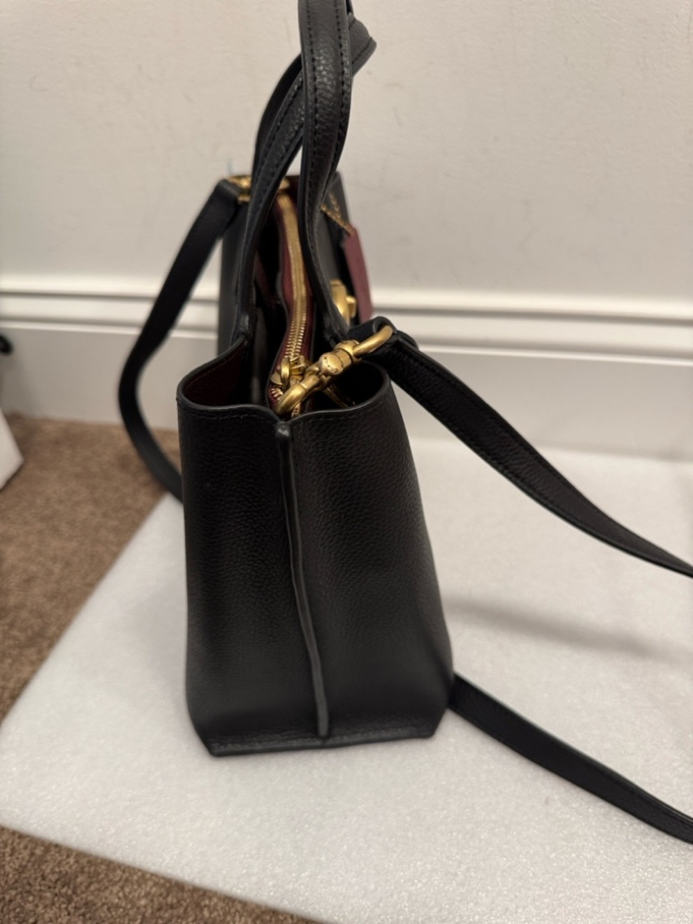 Coach Willow Tote 24 crossbody bag in black pebbled leather with maroon hangtag - Picture 4 of 8